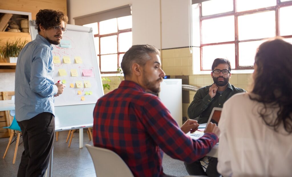 imagen de una reunión con un coach y liderazgo