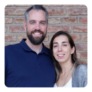 Logotipo de grupo de Lewis Josías y Pamela